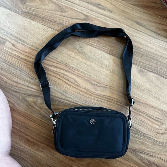 lululemon athletica Bags Lululemon Crossbody Camera Bag 2l Black